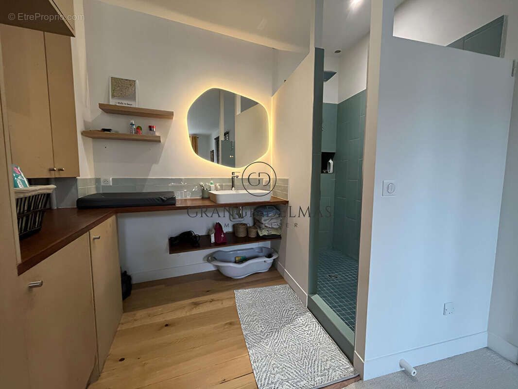 Appartement T3 entièrement rénové  avec cave - Immeuble en pierre - CHARTRONS - photo 4
