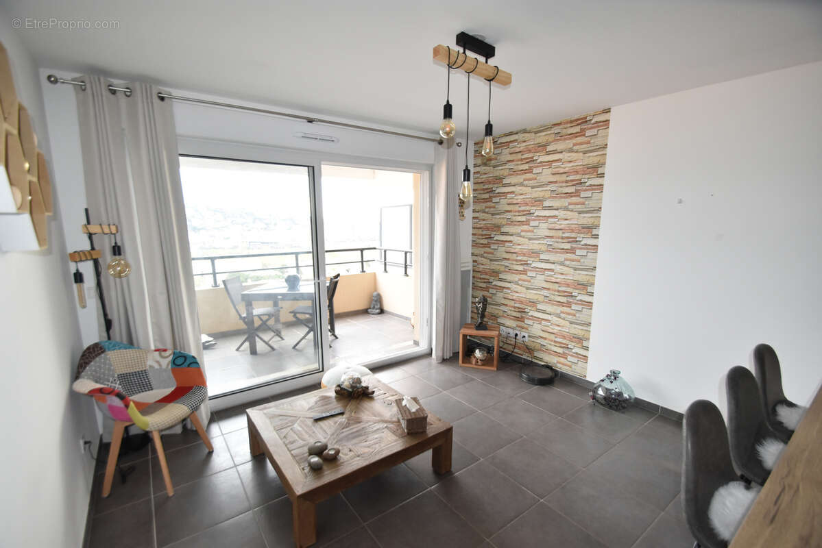 Appartement à SAINT-LAURENT-DU-VAR