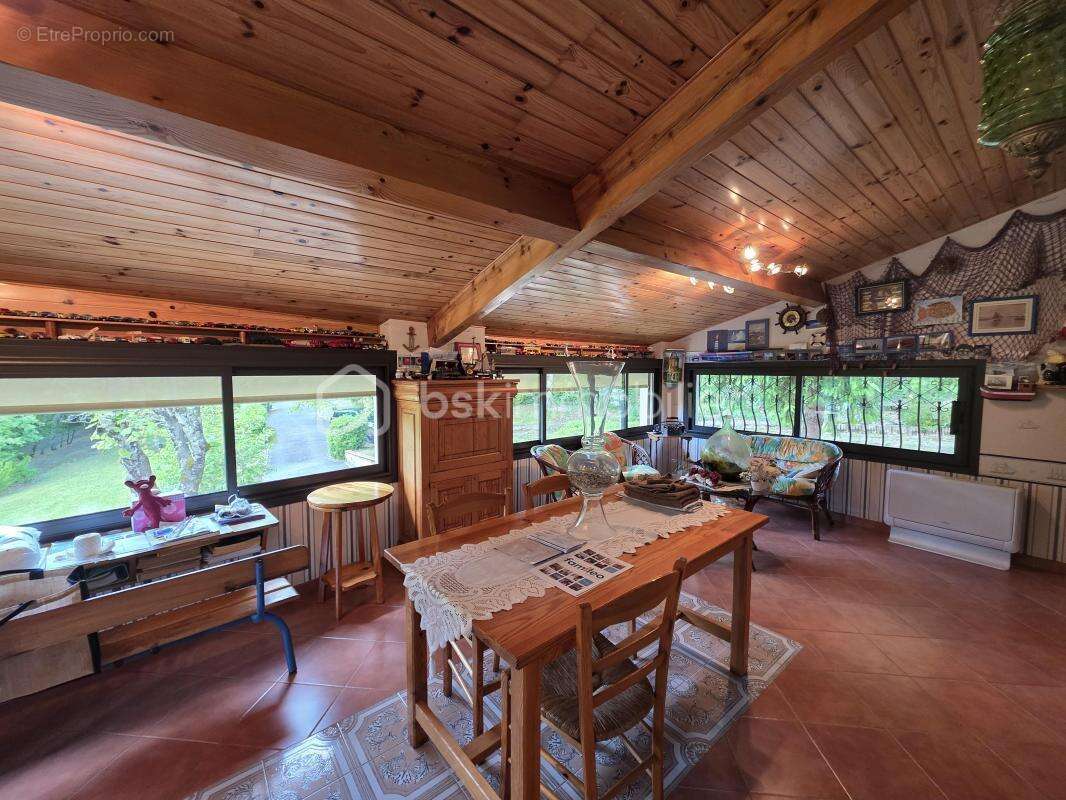 Maison à SAINTE-COLOMBE-EN-BRUILHOIS