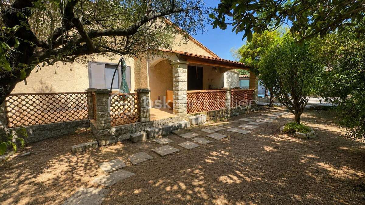 Achat Maison de plain-pied 4 chambres de 127 m² avec Terrain de 1478 m² – Piscine – Garage – Camps-la-Source (83170) - photo 4