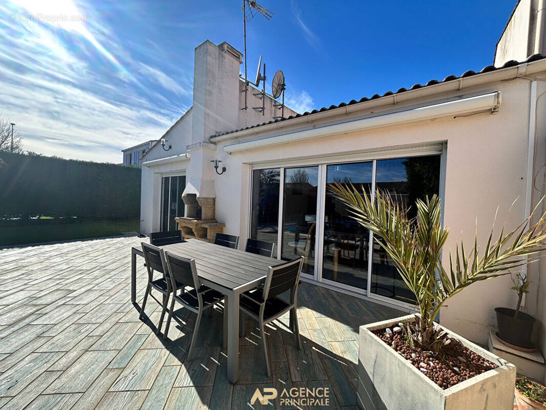 Aytré Maison familiale avec piscine, vie de plain-pied et 3 garages -141m2 - photo 1