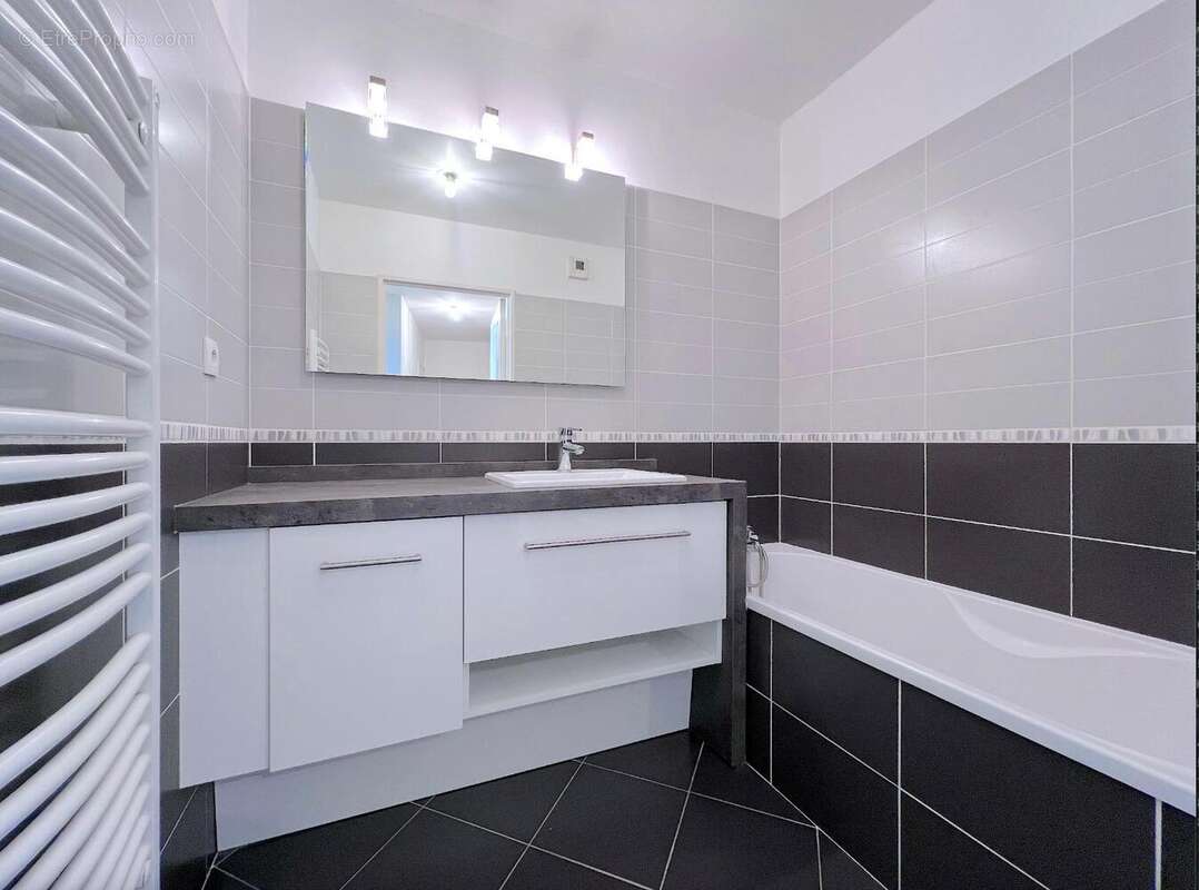   - Appartement à LYON-3E