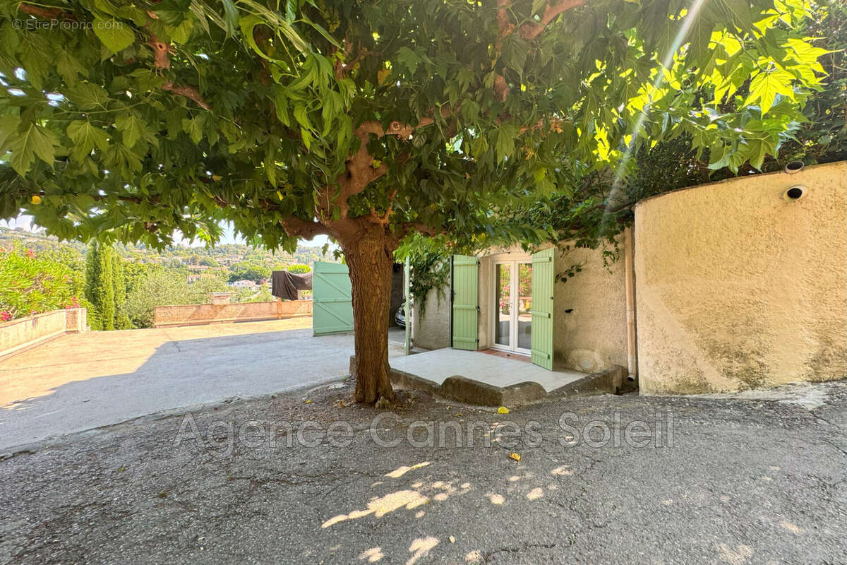 Maison à LA ROQUETTE-SUR-SIAGNE