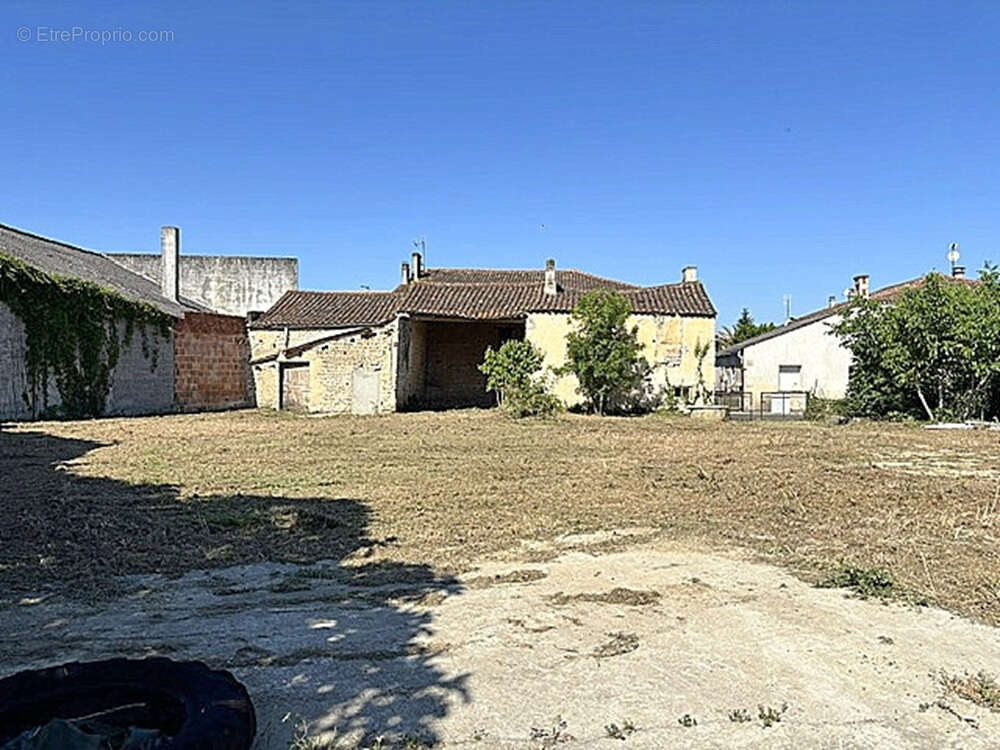 Terrain constructible La Ronde 939 m2 centre village - photo 3