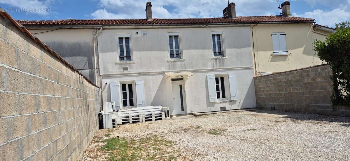 Maison de ville composée de deux appartements, 110 m2, proximité place Victor Hugo, jardin clos, cour avec stationnement - photo 17