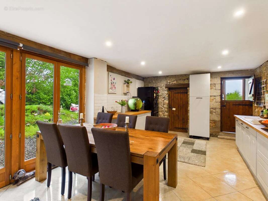 Charmante maison en pierre avec un terrain de 6 000 m² - photo 3