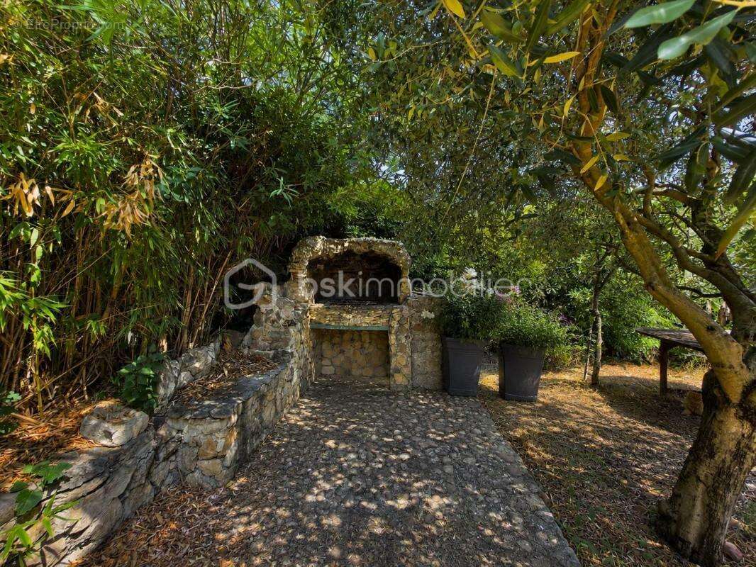 Orange – Maison de plain-pied entièrement rénovée avec jardin arboré et fort potentiel d'évolution - photo 15