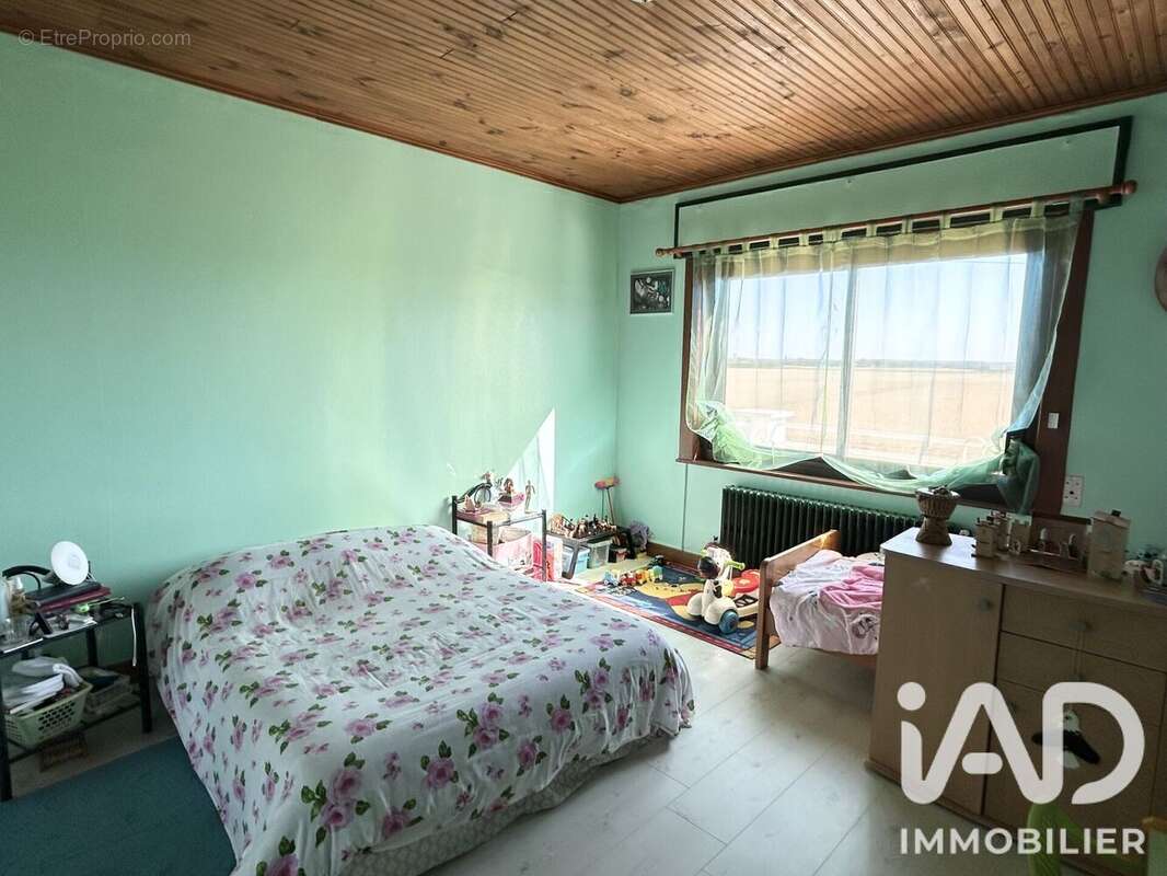 Maison 303 m² à Guilly  - photo 6