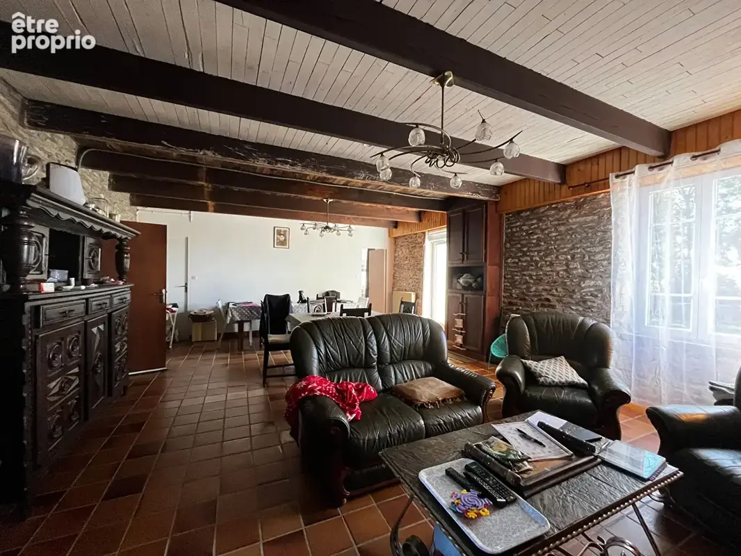 A VENDRE A SAINT-YVI - Ancienne ferme avec deux habitations, dépendances et plus de 6 000 m² de terrain - photo 6