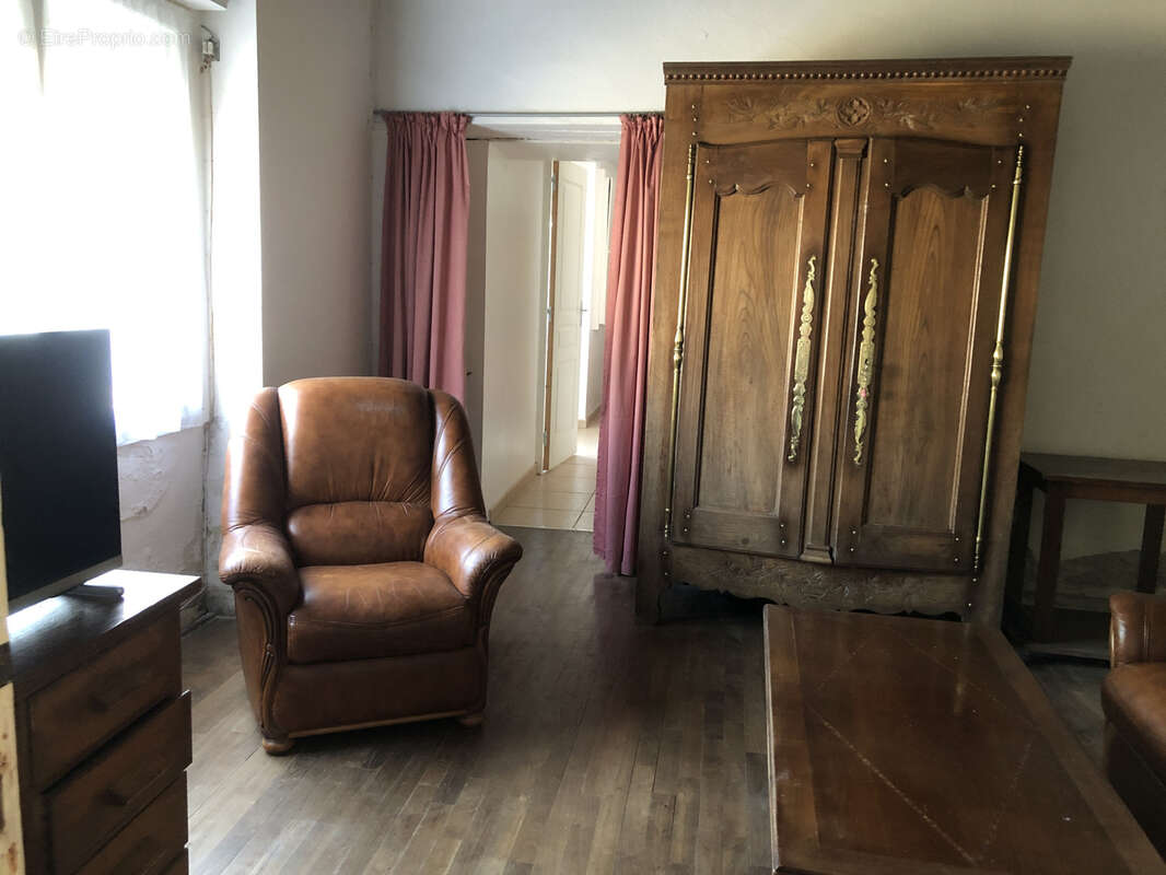 QUISTINIC   Maison avec dépendances sur un terrain de 2 327 m2 - photo 5