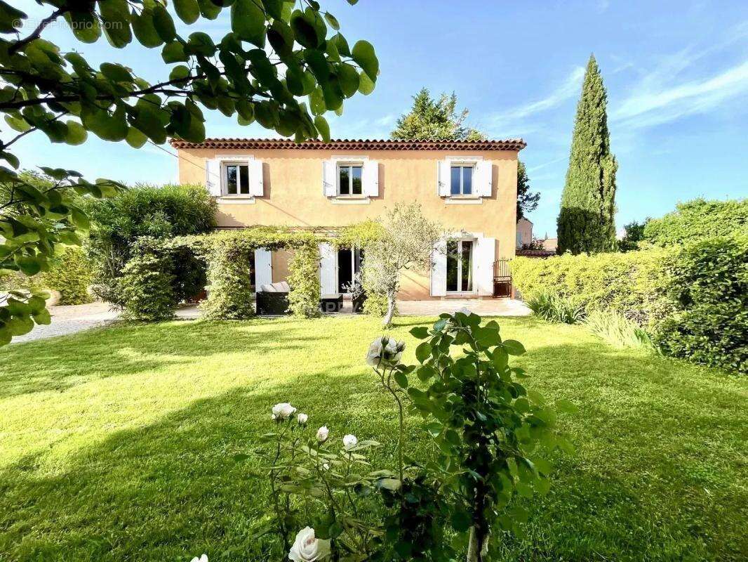 Maison à MOURIES