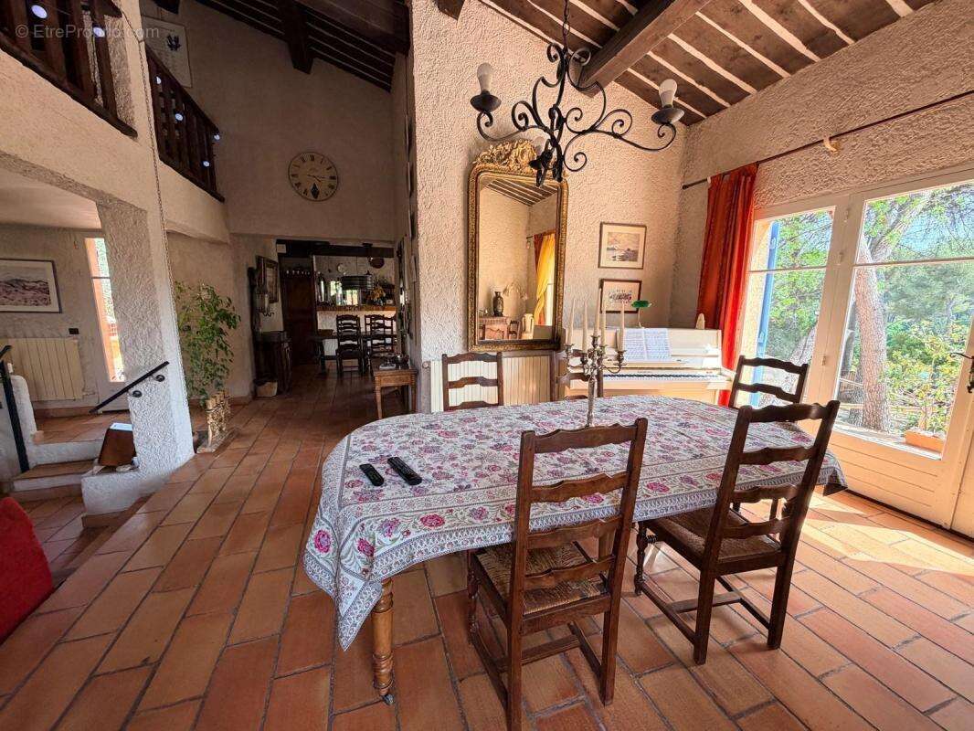 Maison à VENTABREN