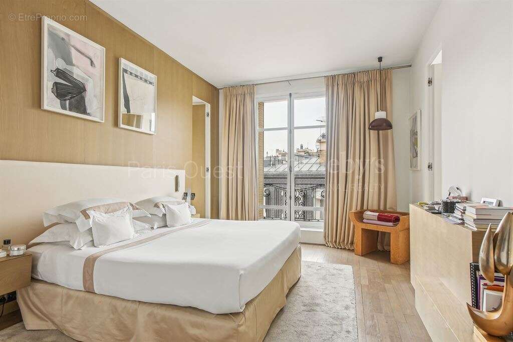 Appartement à PARIS-16E