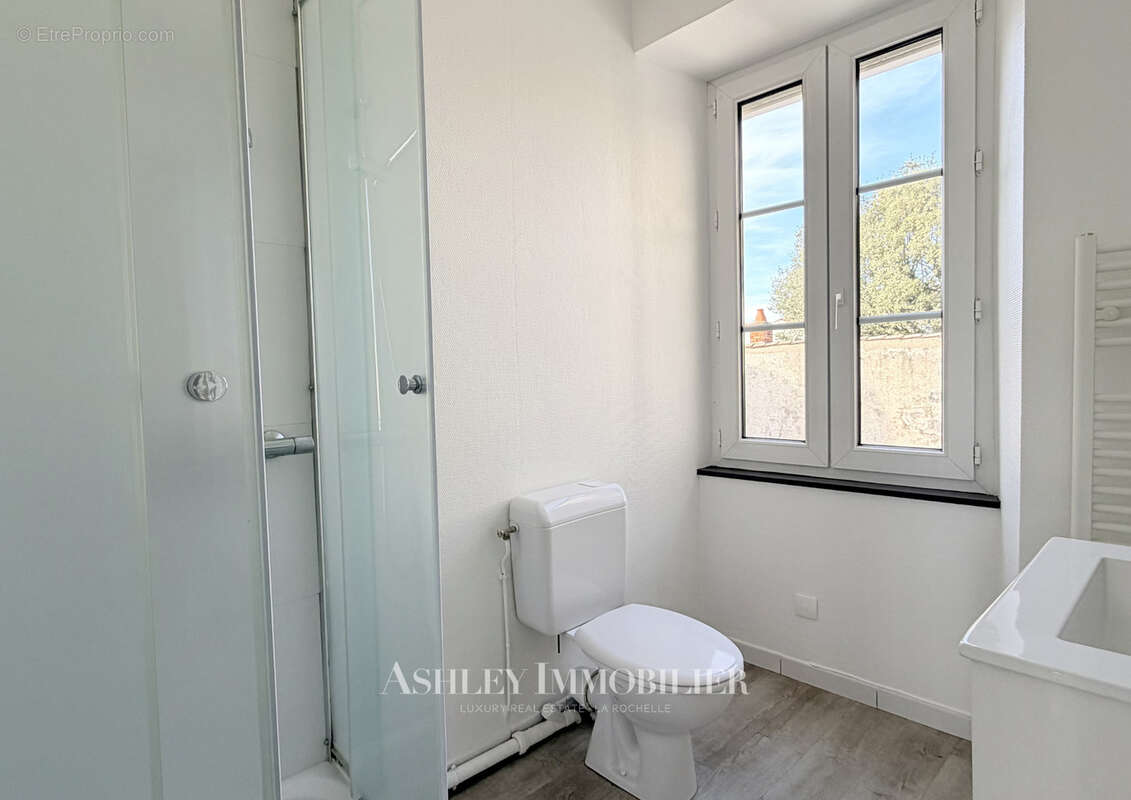À vendre : immeuble de caractère situé à seulement 200 m du marché central de La Rochelle, comprenant 7 appart - photo 17