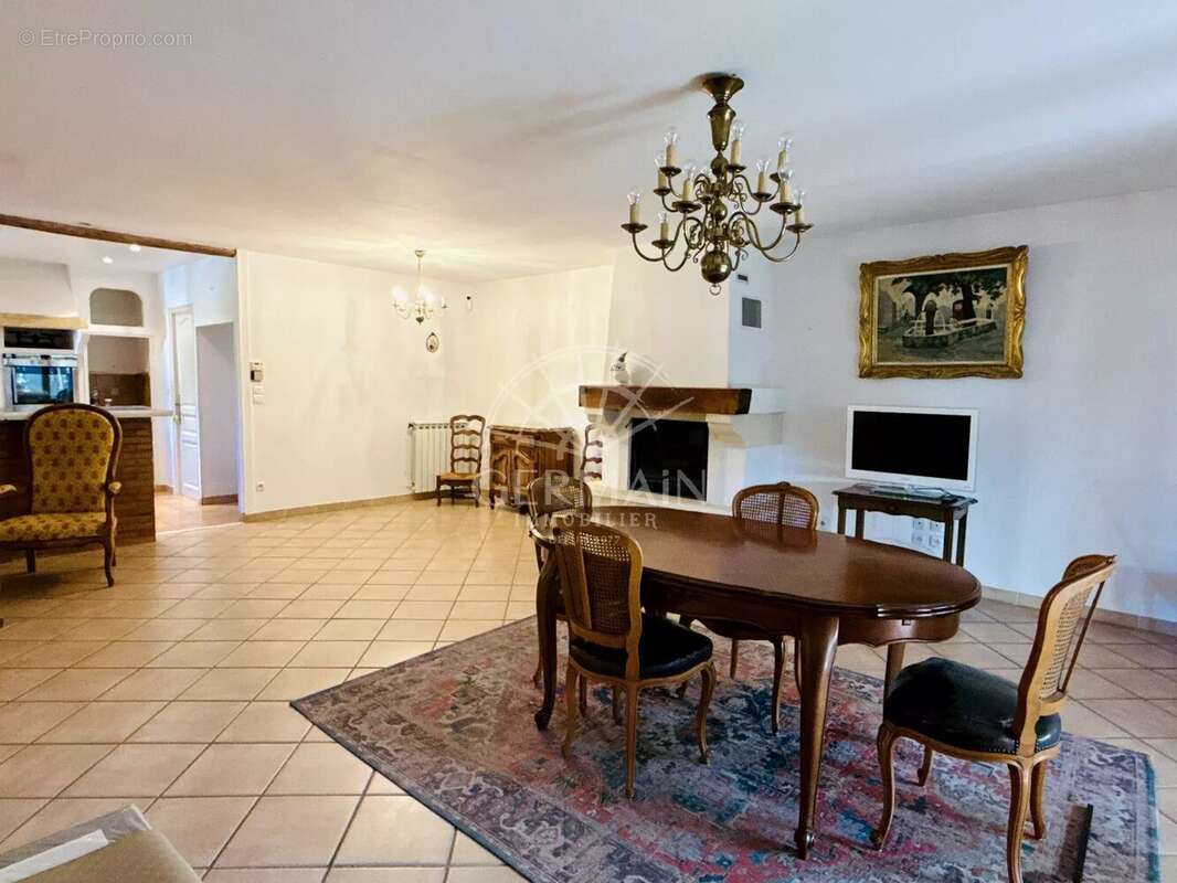 Maison à L'ISLE-SUR-LA-SORGUE