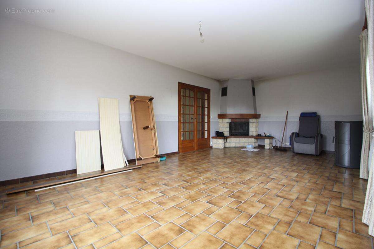 Maison à GUIGNICOURT