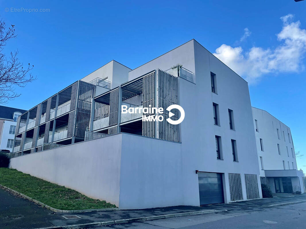 Parking à SAINT-RENAN