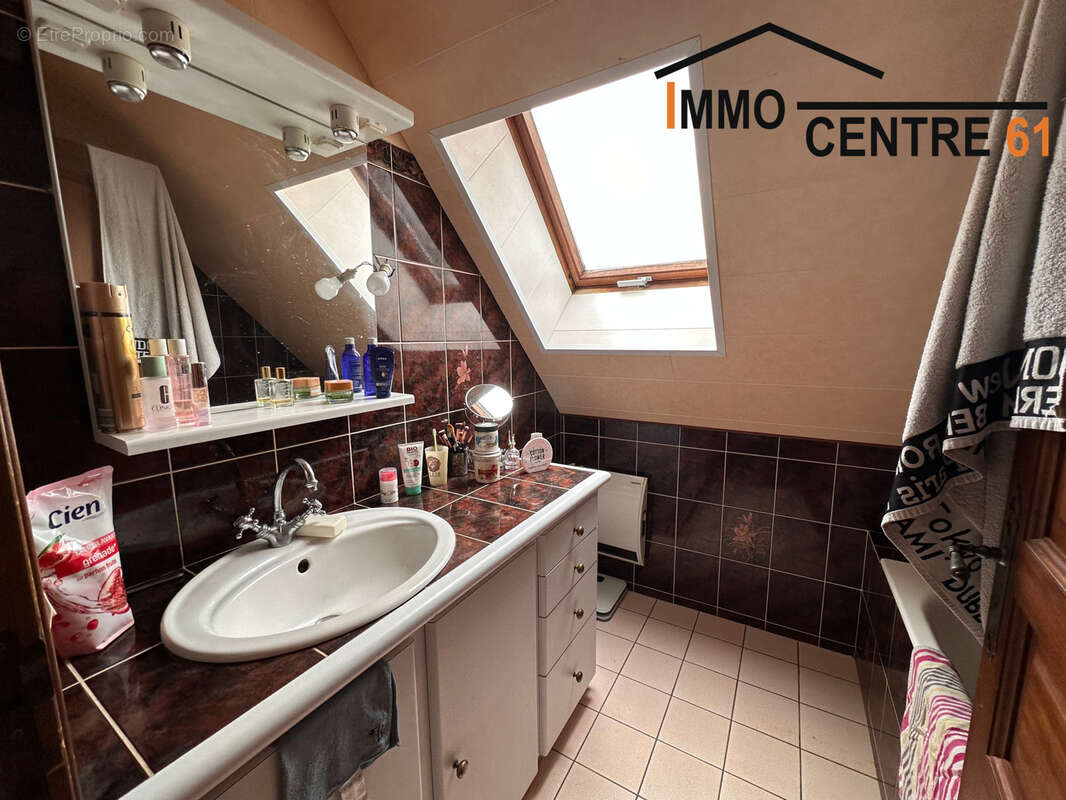 Maison d'architecte 5 chambres et un gîte de 64m2 sur un terrain de 5527m2 arboré. - photo 18