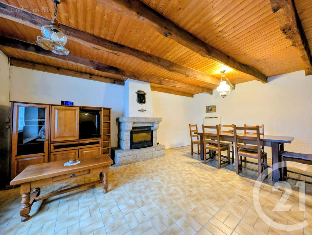 Maison à LA TRINITE-SURZUR
