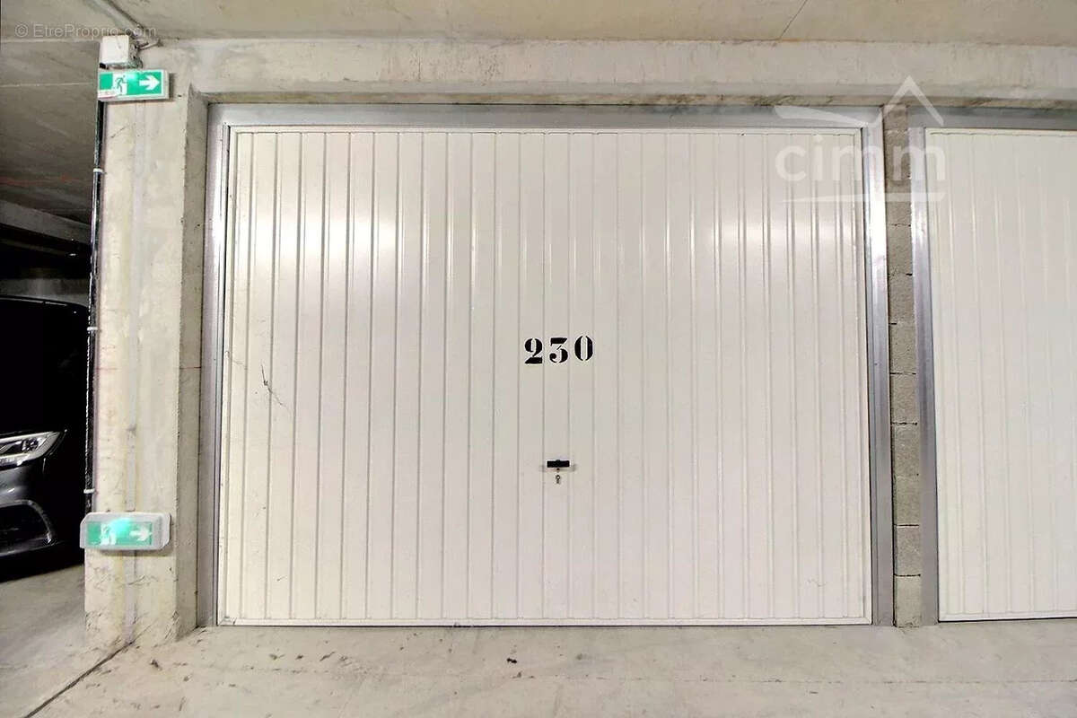 Parking à SAINT-JEAN-DE-VEDAS