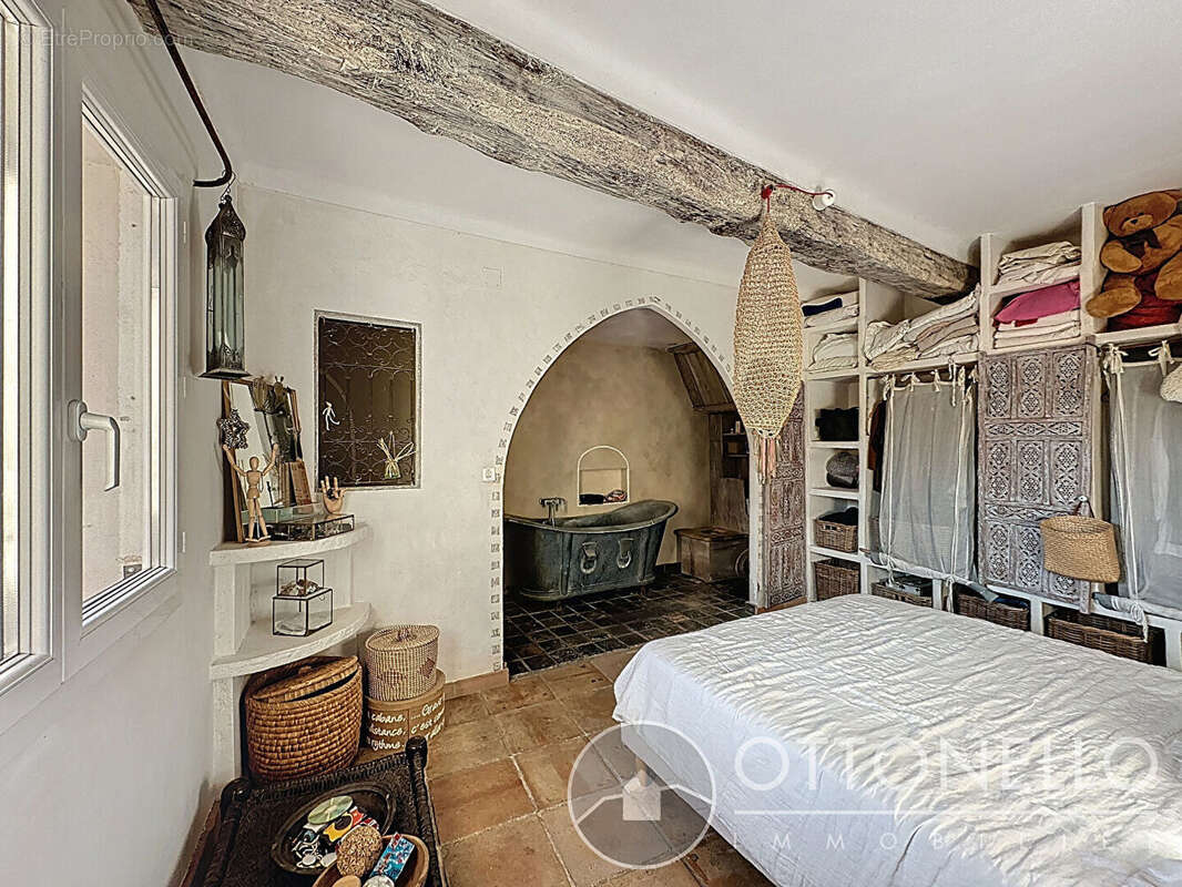Maison de village 7 pièces de 191 m2 à Roquebrune-sur-Argens avec cour intérieure - photo 9