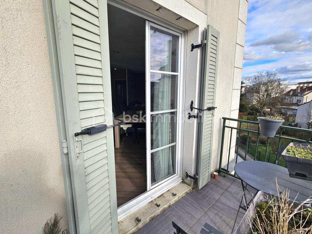 Appartement à VAUJOURS