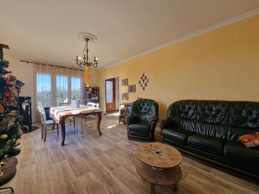 Maison à SAINT-QUENTIN-DE-CHALAIS