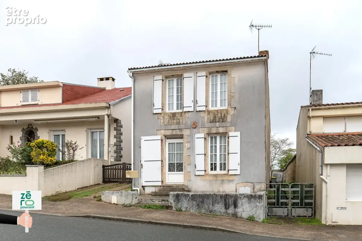 Maison à rénover au Champ-Saint-Père   Centre-bourg, jardin clos de murs, dépendance et potentiel de 2 chambre - photo 1