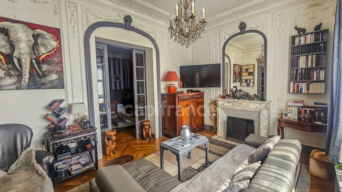 Plein centre ville d' ETAMPES (91) propriété à vendre 13 pièces, avec grand garage, 2 dépendances et terrain clos de 997 m² - photo 4