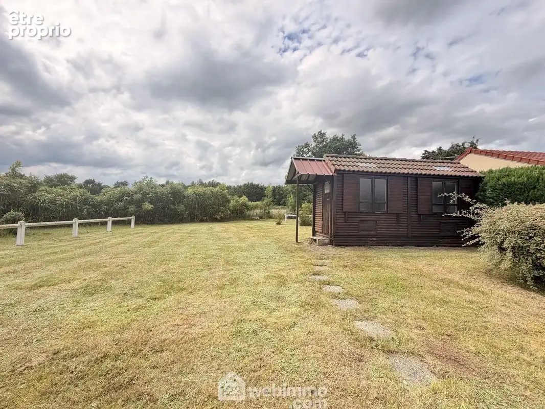 Erigée sur un terrain entièrement clos de 726 m²