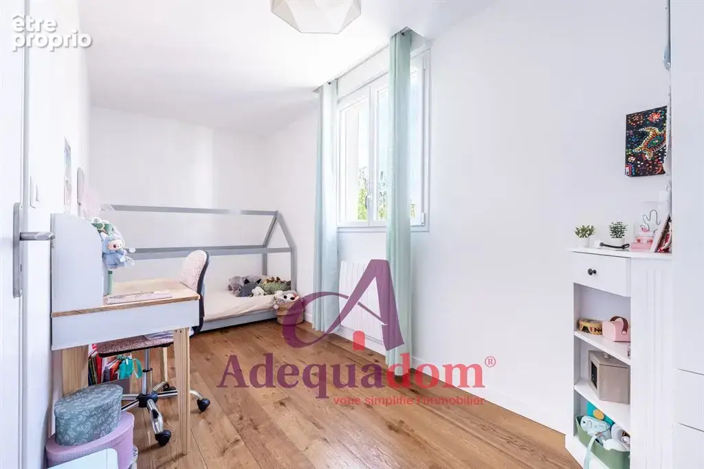Maison familiale avec jardin et stationnement - photo 8