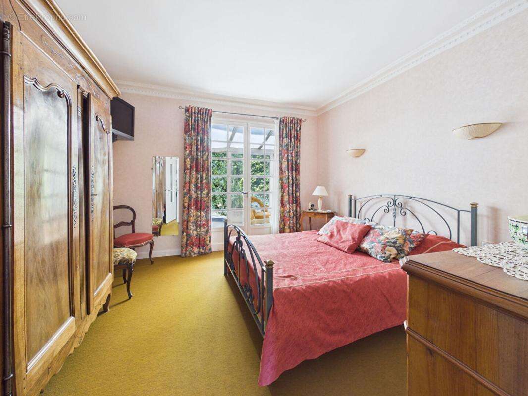 Maison de 179 m2 à Loudun , 5 chambres, grand jardin arboré, garage, vaste sous sol - photo 5