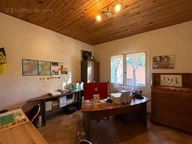 Propriété en pleine nature, avec 10 hectares, piscine et dépendances. - photo 7