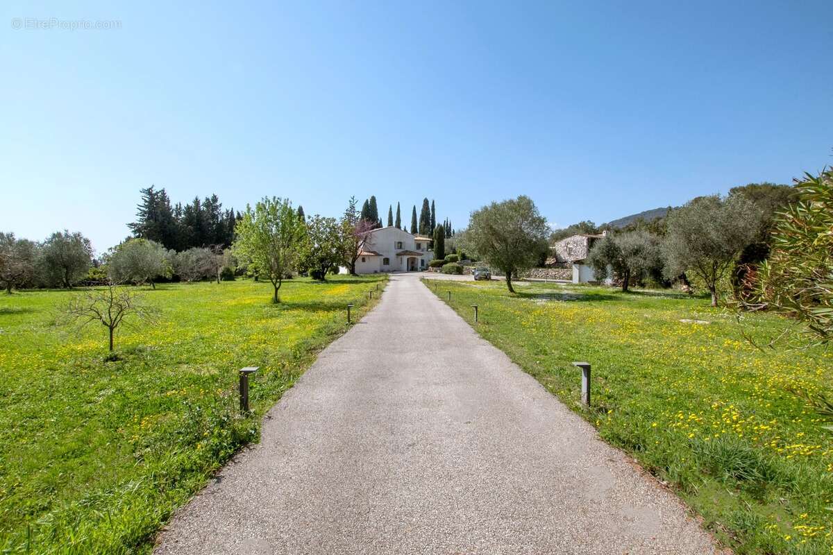 Maison à CHATEAUNEUF-GRASSE