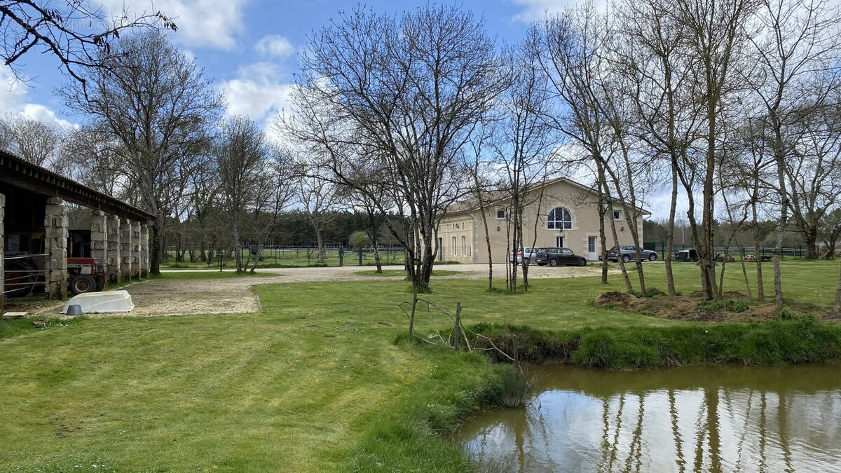 Maison à SAINT-CHRISTOLY-DE-BLAYE