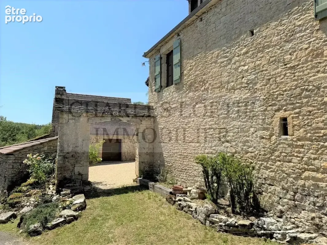 Superbe ensemble en pierre sur 2.9 ha de terrain - photo 3
