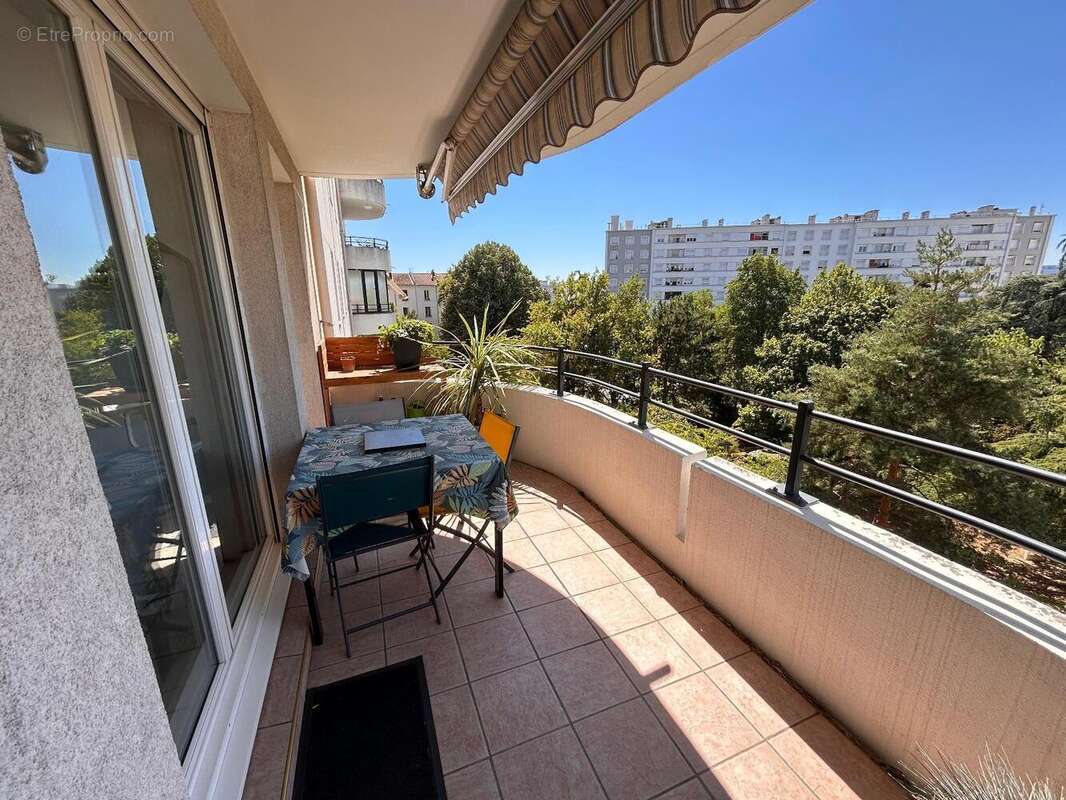   - Appartement à LYON-8E