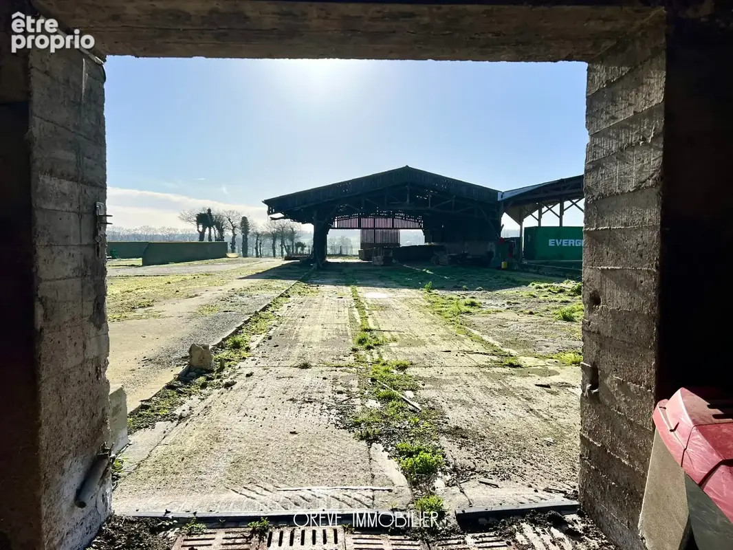 Bâtisse en pierre à rénover - Potentiel d'environ 200 m2 hab. - photo 6