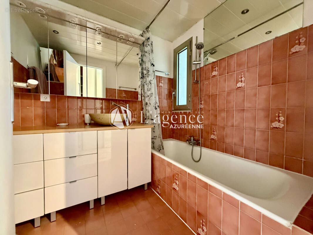 Appartement à SAINT-LAURENT-DU-VAR