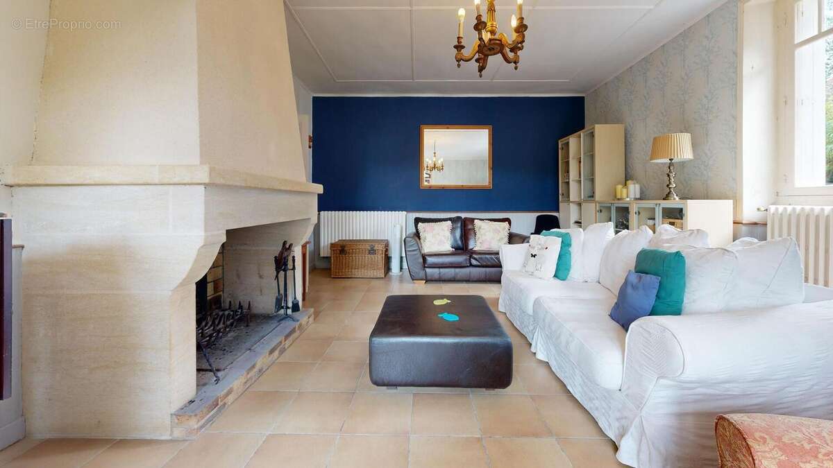 LongereenpierreavecgrandjardinetpiscineLivingRoom - Maison à COUX-ET-BIGAROQUE