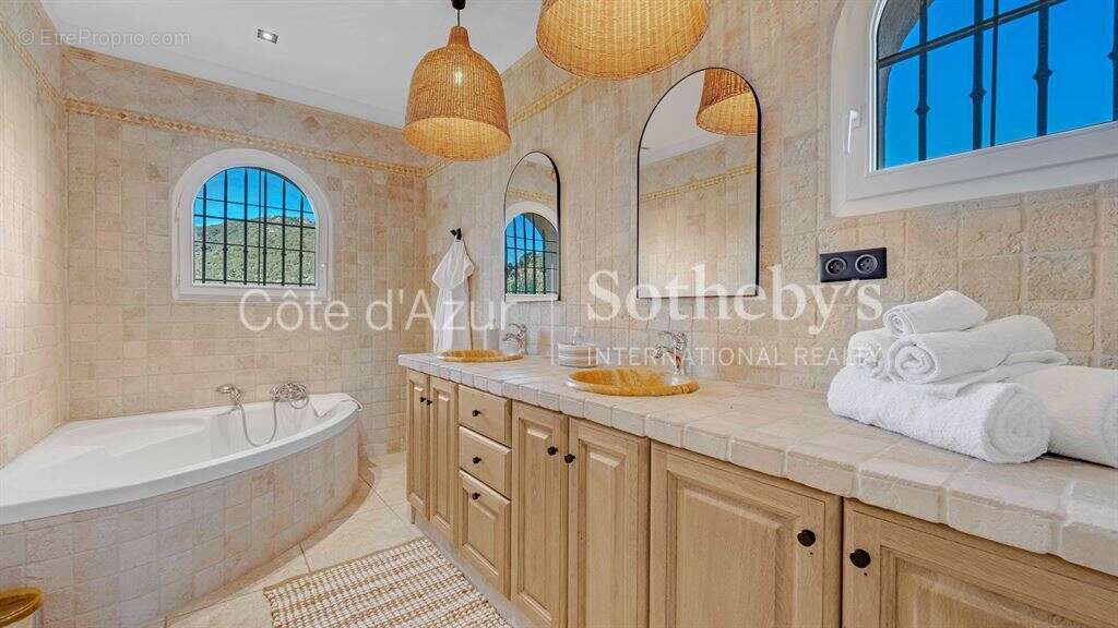 Maison de prestige à vendre dans le Golfe de Saint-Tropez, avec héliport privé - photo 16