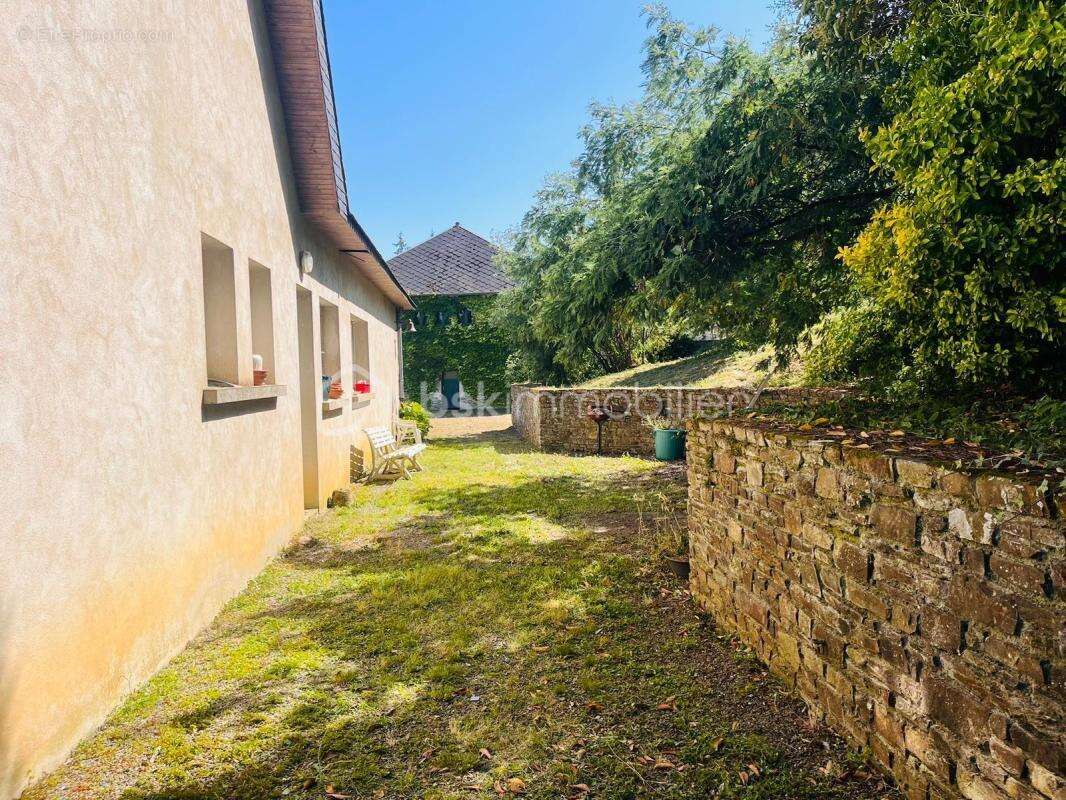 Maison de 255 m² avec grande dépendance - photo 4