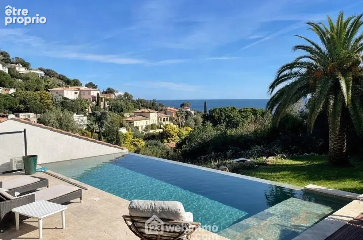 Piscine avec vue dégagée sur les collines et la mer. - Maison à ROQUEBRUNE-SUR-ARGENS