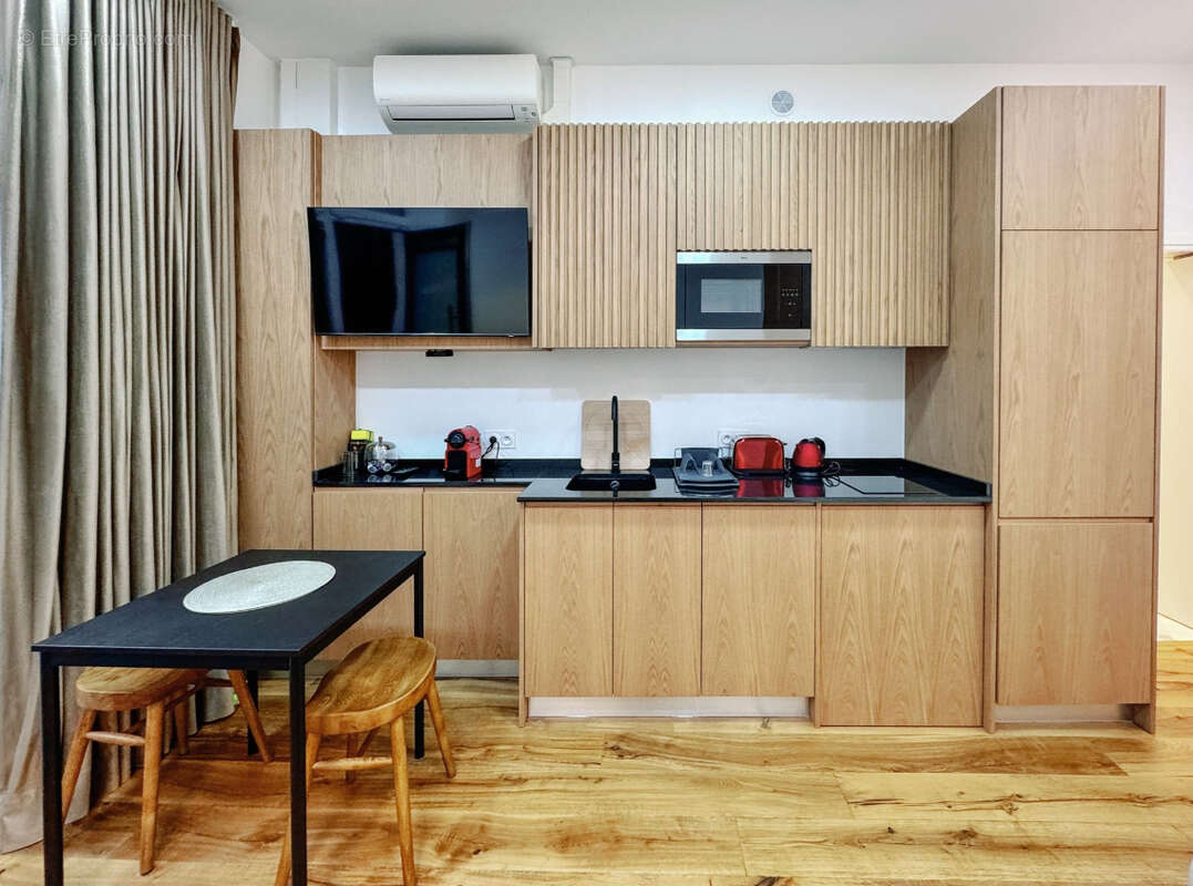 Commerce à PARIS-8E