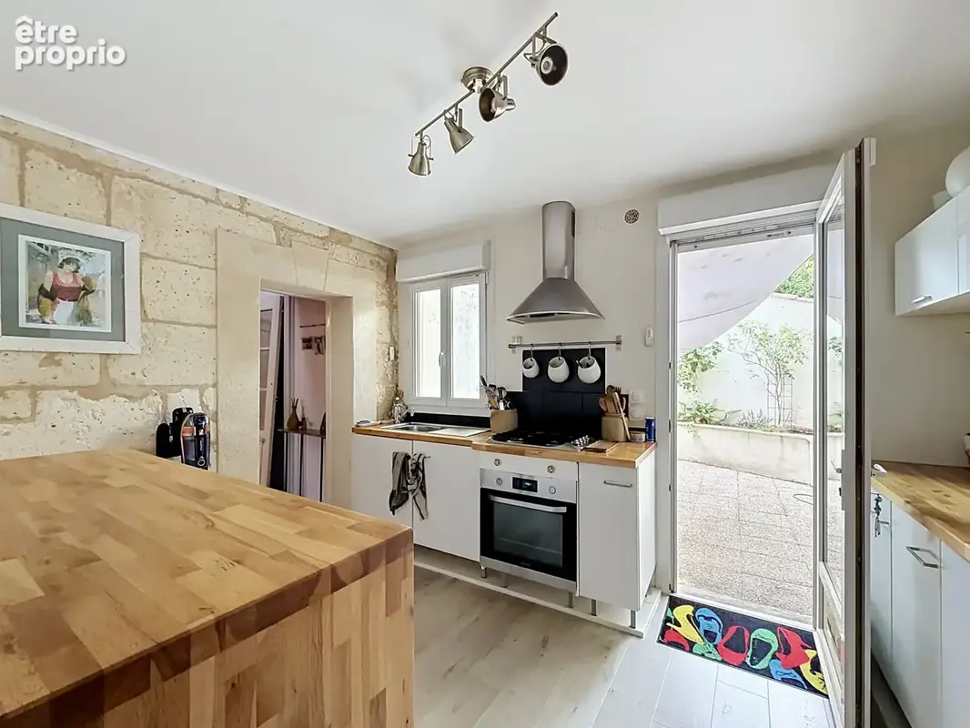 ANGOULEME Pied du Plateau, maison de ville rénovée avec cour et garage. - photo 7