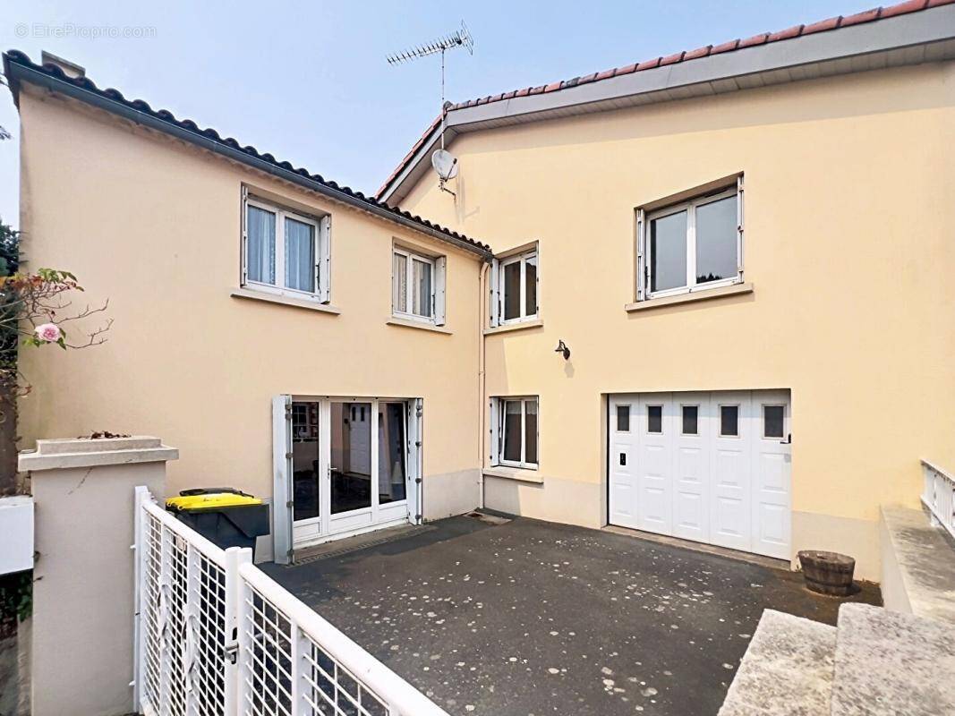 Maison à MONTFAUCON-MONTIGNE