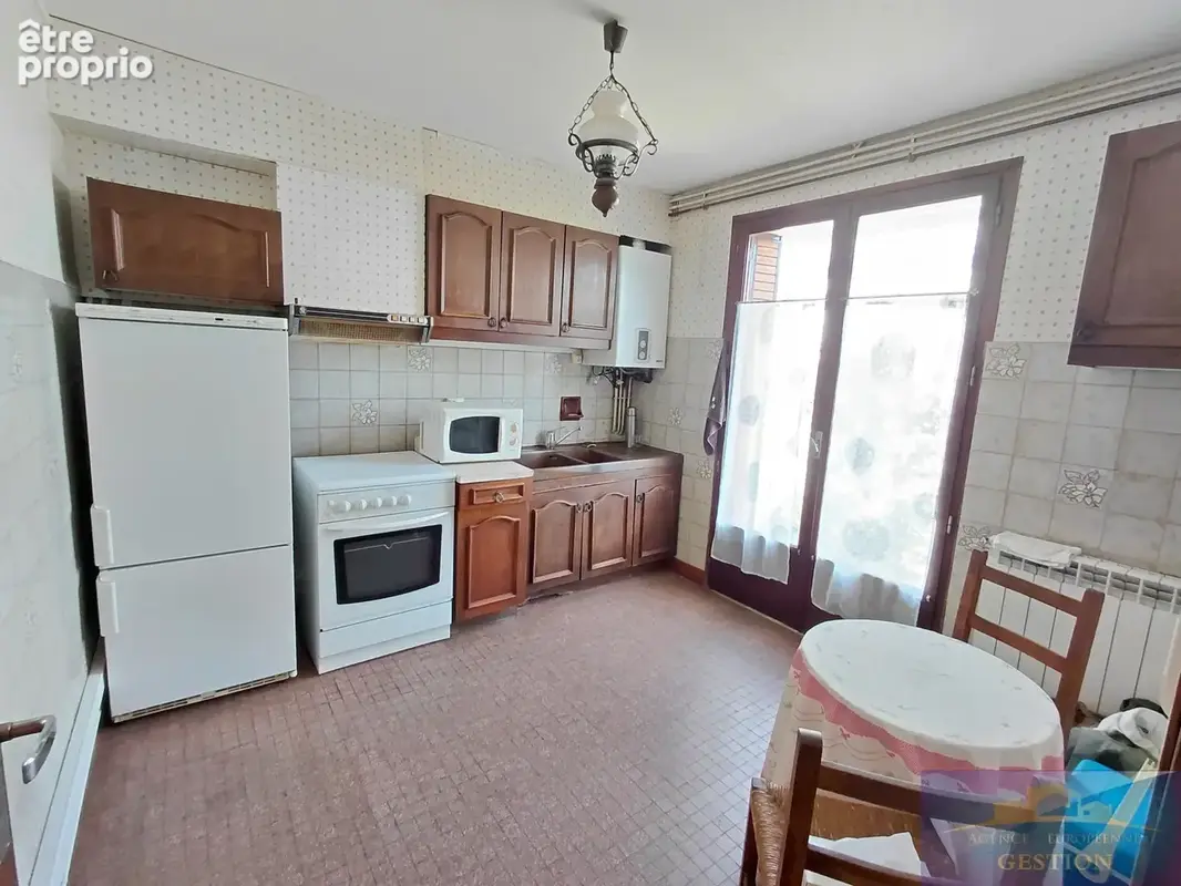 Maison mitoyenne élevée sur deux niveaux avec jardin et dépendances - photo 3