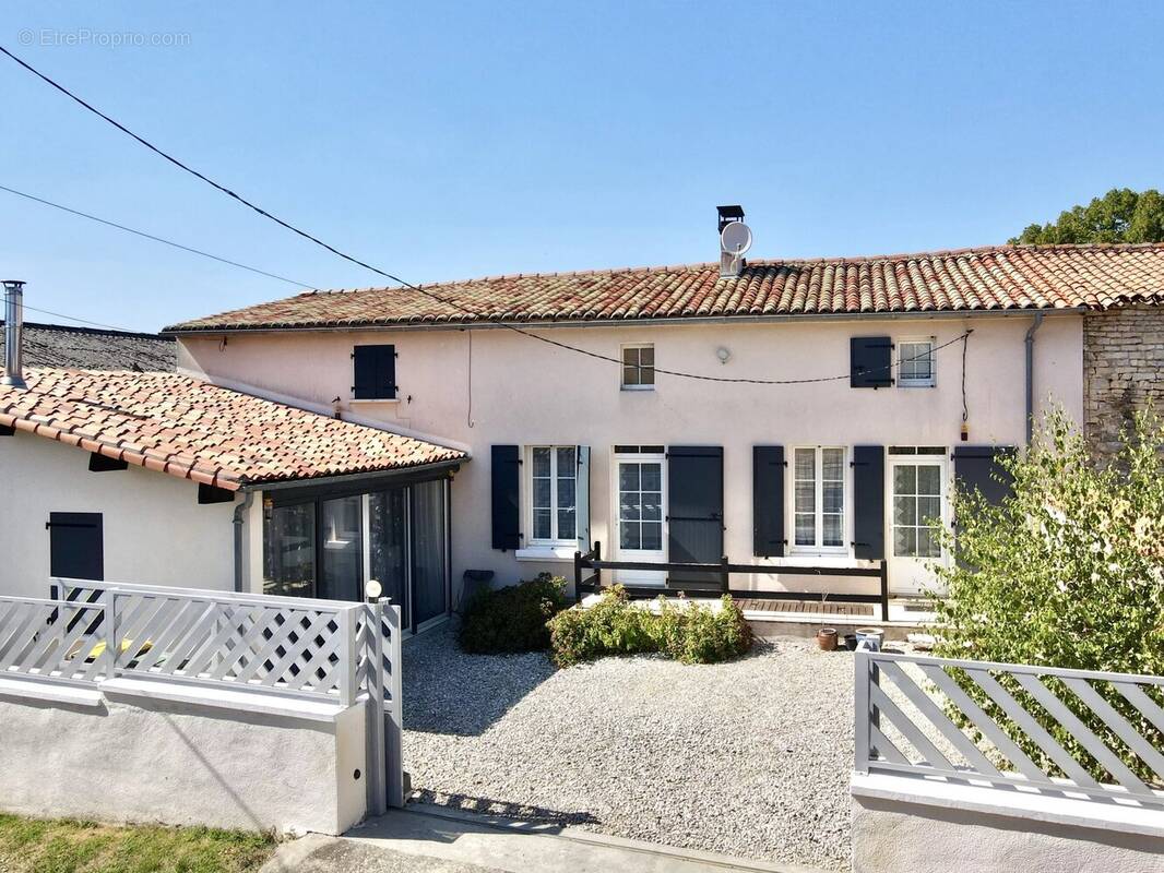 Maison  rénovée avec goût, offrant quatre chambres avec jardin clos - photo 1