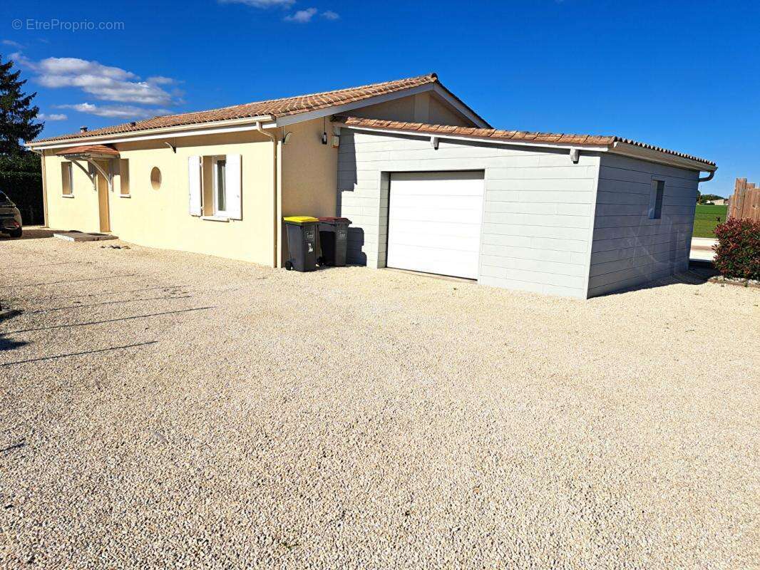 Maison à ROULLET-SAINT-ESTEPHE