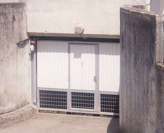 Garage de 15 m2 en sous-sol sécurisé par porte automatique - photo 5